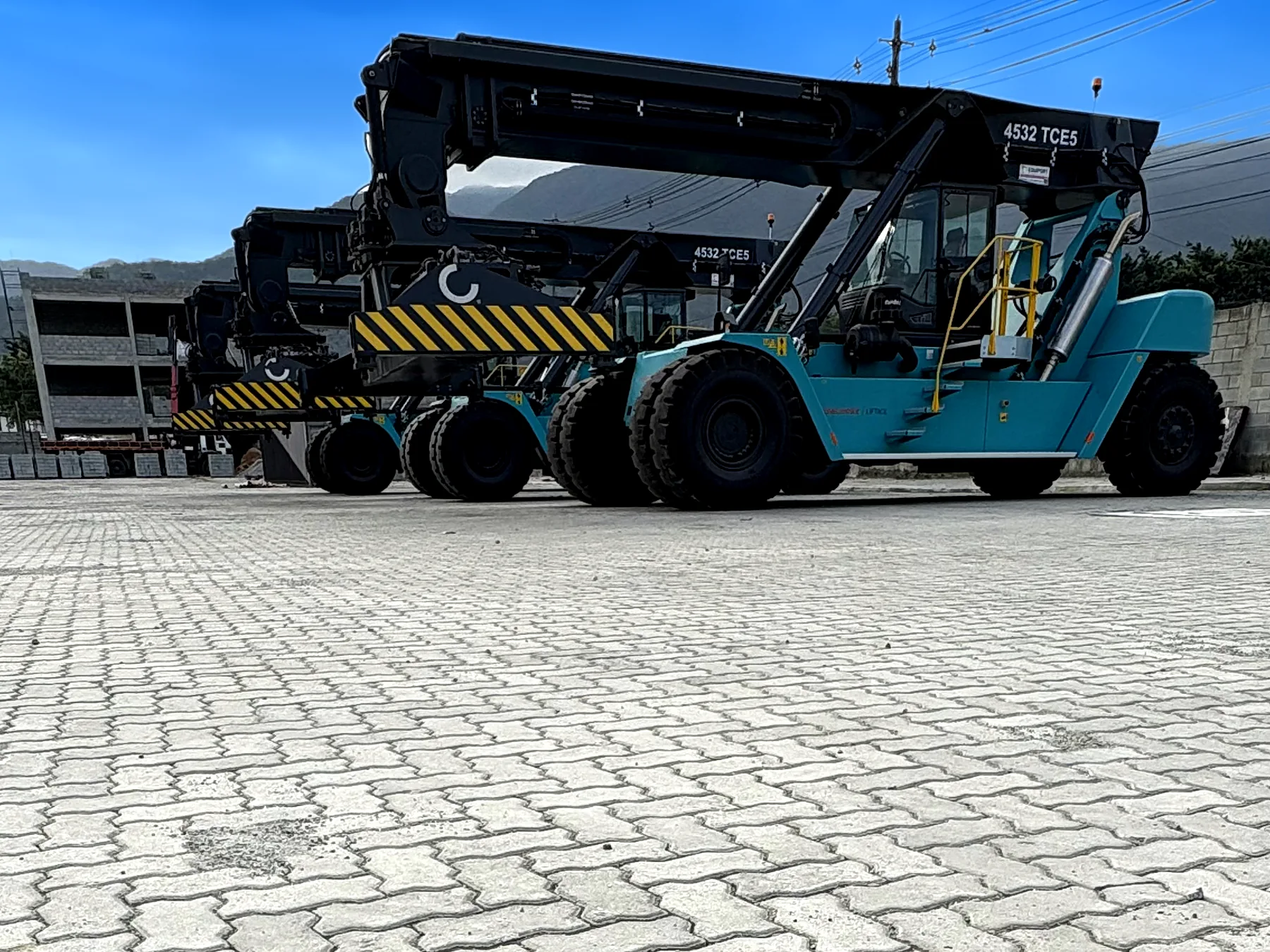 Pátio portuário com piso intertravado 16 faces e empilhadeiras reach stacker